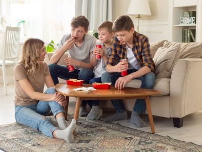 Εύκολες συνταγές για εκείνα τα βράδια που ως μαμά θες να αράξεις στον καναπέ με τα παιδιά σου