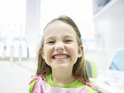 Πεταχτά μπροστινά δόντια: Πότε χρειάζεται το παιδί μου ορθοδοντική θεραπεία