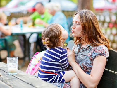 Μην αισθάνεστε ενοχές που δεν είστε «πολυάσχολη μαμά» αυτό το καλοκαίρι