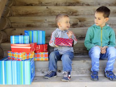 Αδελφική ζήλια: Τι να κάνετε όταν το παιδί σας ζηλεύει τα δώρα του αδερφού του