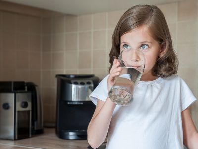Πόσο νερό πρέπει να πίνουν τα παιδιά; (πίνακας με ml και αναλογίες σε ποτήρια)