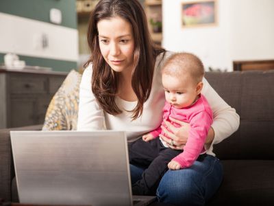 Εργαζόμενη μαμά: 5 hacks που θα σας εξοικονομήσουν χρόνο