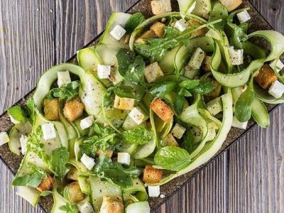 Δροσερή καλοκαιρινή σαλάτα με αγγούρια και κολοκυθάκια