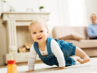 Το έξυπνο κόλπο μιας μαμάς για να προστατεύει τα γόνατα του μωρού όταν μπουσουλάει