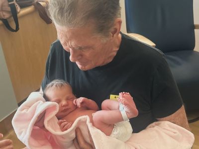 David Hasselhoff: Κρατά συγκινημένος την εγγονή του αγκαλιά