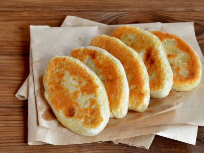 Πιτάκια στο τηγάνι με τυρί και μυρωδικά - Ό,τι πρέπει για κολατσιό στο σχολείο