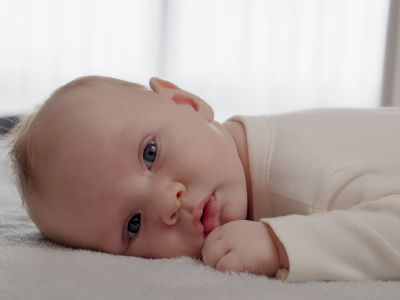 Πότε μπορεί το μωρό να κοιμηθεί μπρούμυτα