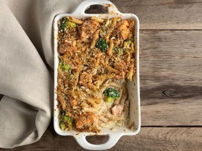 Πεντανόστιμες πένες ολικής με σολομό και μπρόκολο