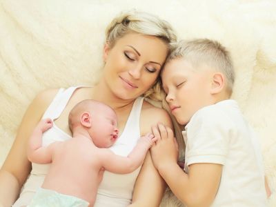 Viral TikTok δείχνει το συναισθηματικό rollercoaster μιας μαμάς που κοιμάται μαζί με τα παιδιά της