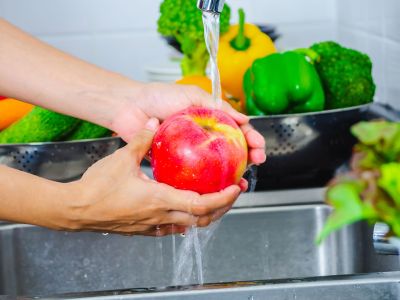 Όχι, δεν είναι υπερβολικό να πλένετε τα φρούτα με ξίδι - Ορίστε γιατί