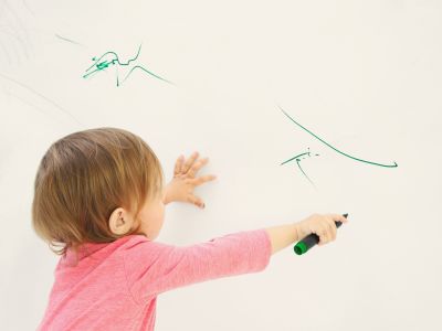 Το tip της μαμάς: 4 τρόποι να καθαρίσετε τους λευκούς τοίχους