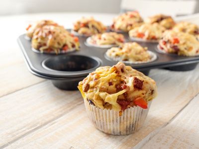 Back to school muffin pizza: Μπουκιές που τα παιδιά θα θέλουν ξανά και ξανά στο ταπεράκι