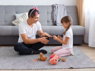 Viral TikTok: Μπαμπάς παίρνει το βραβείο «καλύτερου πελάτη» στο nail salon της κόρης του