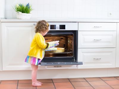 Φτιάχνοντας γλυκά με τα παιδιά - Τα οφέλη και μια συνταγή για κέικ πορτοκαλιού χωρίς αυγά