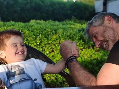 Θοδωρής Αθερίδης: Απολαυστικό το βίντεο με τα εγγόνια του - Οι τρεις τους παίζουν στο σαλόνι