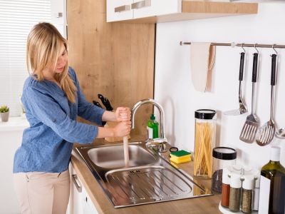 To tip της μαμάς: Πώς να ξεβουλώσετε τον νεροχύτη σας γρήγορα και εύκολα χωρίς ξίδι