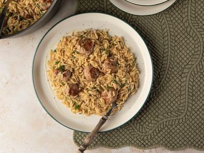 Αν δεν σας αρέσει το κοκκινιστό φτιάξτε λεμονάτο κριθαράκι με κεφτεδάκια