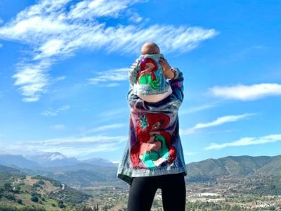 Βίκυ Κάβουρα: Μαμά και πέντε μηνών κόρη φορούν matching denim jacket με την γοργόνα Άριελ