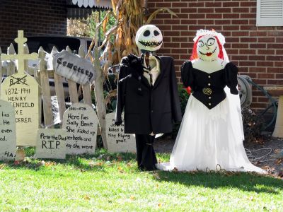 Μαμά παραπονιέται για τις τρομακτικές Halloween διακοσμήσεις στη γειτονιά της και γίνεται viral