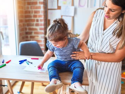 Πώς εκφράζουν τα παιδιά το άγχος; Αυτή η ψυχολόγος-μαμά απαντά και γίνεται viral 