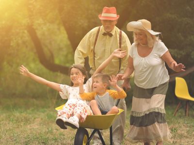 Χρειάζονται τα παιδιά τον παππού και τη γιαγιά τους; Μια μαμά απαντά ειλικρινά και γίνεται viral