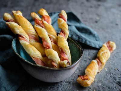 Σφολιατίνια στριφτά με μπέικον - Σνακ για πάρτι, το σχολείο και όχι μόνο