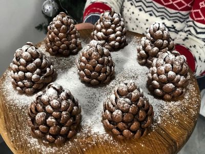 Φτιάξτε με τα παιδιά σας σοκολατένια κουκουνάρια με 4 υλικά