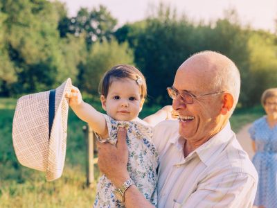 Η αντίδραση αυτού του παιδιού όταν βλέπει τον παππού & τη γιαγιά του είναι cuteness overload