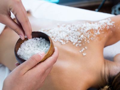 Γιατί να εντάξετε το αλάτι στη ρουτίνα ομορφιάς σας