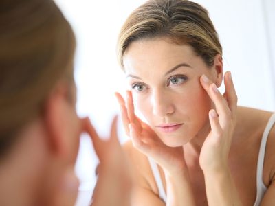 Πώς οι ορμόνες επηρεάζουν το δέρμα σας σε κάθε ηλικία