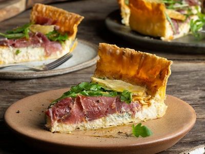 Αλμυρή τάρτα με γιαούρτι, blue cheese και προσούτο