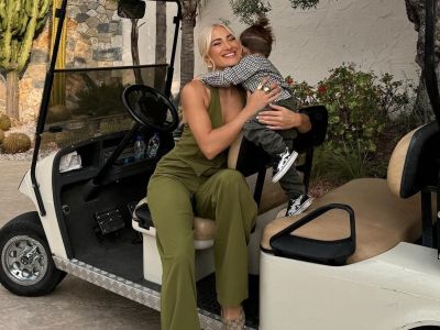 Κι όμως εκεί κόλλησε ο Πάρης τα χριστουγεννιάτικα αυτοκόλλητά του