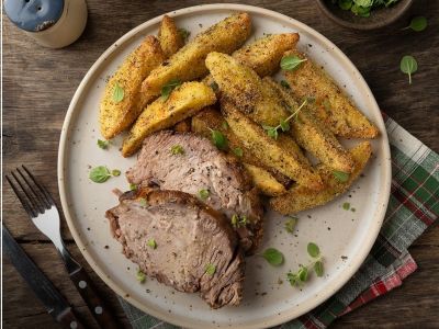 Ζουμερό χοιρινό με τραγανές πατάτες φούρνου για το τραπέζι των Χριστουγέννων