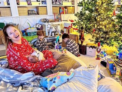 Ανίτα Μπραντ: «Pajamas all day» – Οι γιορτές με τους τρεις γιους της στο σπίτι