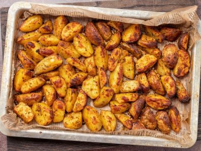 2 συνταγές για να φτιάξετε τις πατάτες - Πατατάκια γλυκοπατάτας & τραγανές πατάτες φούρνου