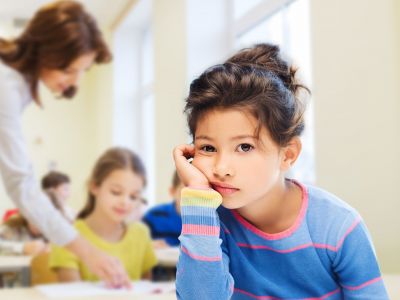 «Το σχολείο είναι βαρετό»: Γιατί το παιδί σας βαριέται στην τάξη και πώς να το βοηθήσετε