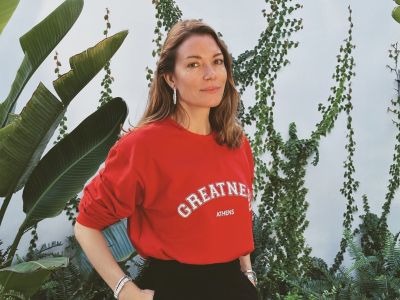 Η Βίκυ Καγιά ετοιμάζεται για φωτογράφιση και η κόρη της την παρακολουθεί