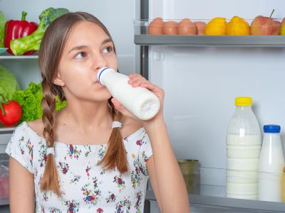 Βάζετε το γάλα στην πόρτα του ψυγείου; Καλύτερα να αναθεωρήσετε αυτή τη συνήθεια