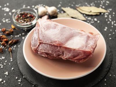 Πολλοί το κάνουν αλλά είναι κακή ιδέα: μην ξεπαγώνετε ποτέ κρέας με αυτό τον τρόπο