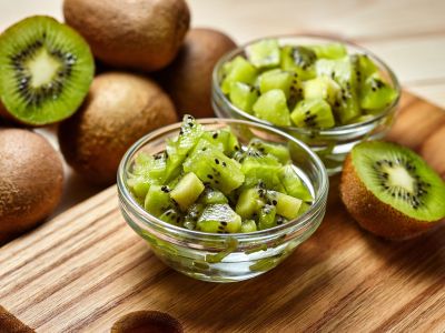 Ούτε με το χέρι ούτε με αποφλοιωτή: το απλό κόλπο για να καθαρίσετε τα ακτινίδια σε 3 δευτερόλεπτα