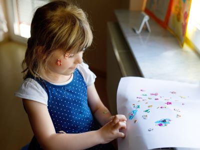 Πώς θα αφαιρέσετε τα αυτοκόλλητα των παιδιών από τα έπιπλα - To hack μιας μαμάς