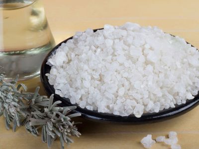 Γιατί πρέπει να ρίχνετε χοντρό αλάτι στην τουαλέτα – Ο λόγος θα σας εκπλήξει