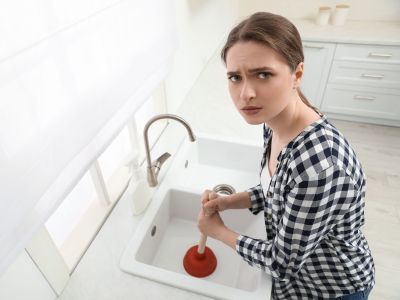 Χωρίς μαγειρική σόδα ή ξίδι: Πώς να ξεβουλώσετε τις αποχετεύσεις με ένα μόνο φυσικό προϊόν