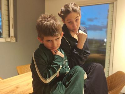 Φωτεινή Αθερίδου: Ποζάρει με τον γιο της στην τραπεζαρία του σπιτιού, φορώντας φόρμες