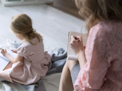 Όσοι μεγάλωσαν χωρίς μια στοργική μητρική φιγούρα αναπτύσσουν αυτά τα 8 χαρακτηριστικά ως ενήλικες