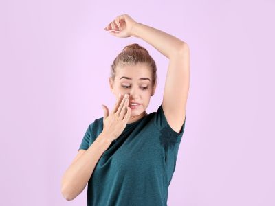 Πώς να πλύνετε τα μπλουζάκια για να αφαιρέσετε τους λεκέδες από ιδρώτα: 3 κόλπα της γιαγιάς