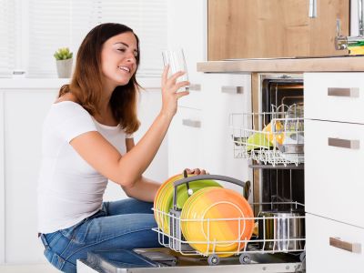 Το απλό κόλπο για να επαναφέρετε τη χαμένη λάμψη στα γυάλινα ποτήρια και σκεύη σε μόλις 5 λεπτά