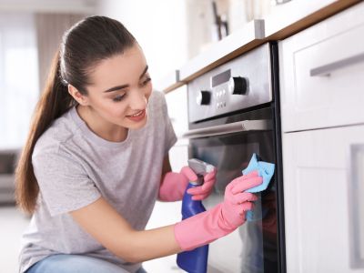 Σταματήστε να καθαρίζετε την πόρτα του φούρνου με αυτόν τον τρόπο