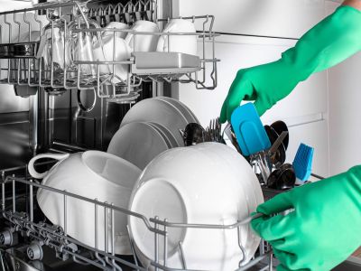 Τα μαχαιροπίρουνα πρέπει να είναι με τη λαβή προς τα κάτω ή προς τα πάνω στο πλυντήριο πιάτων;