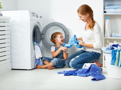 Είναι καλύτερα να πλένουμε τα ρούχα από την ανάποδη; Να τι λένε οι επαγγελματίες του πλυντηρίου